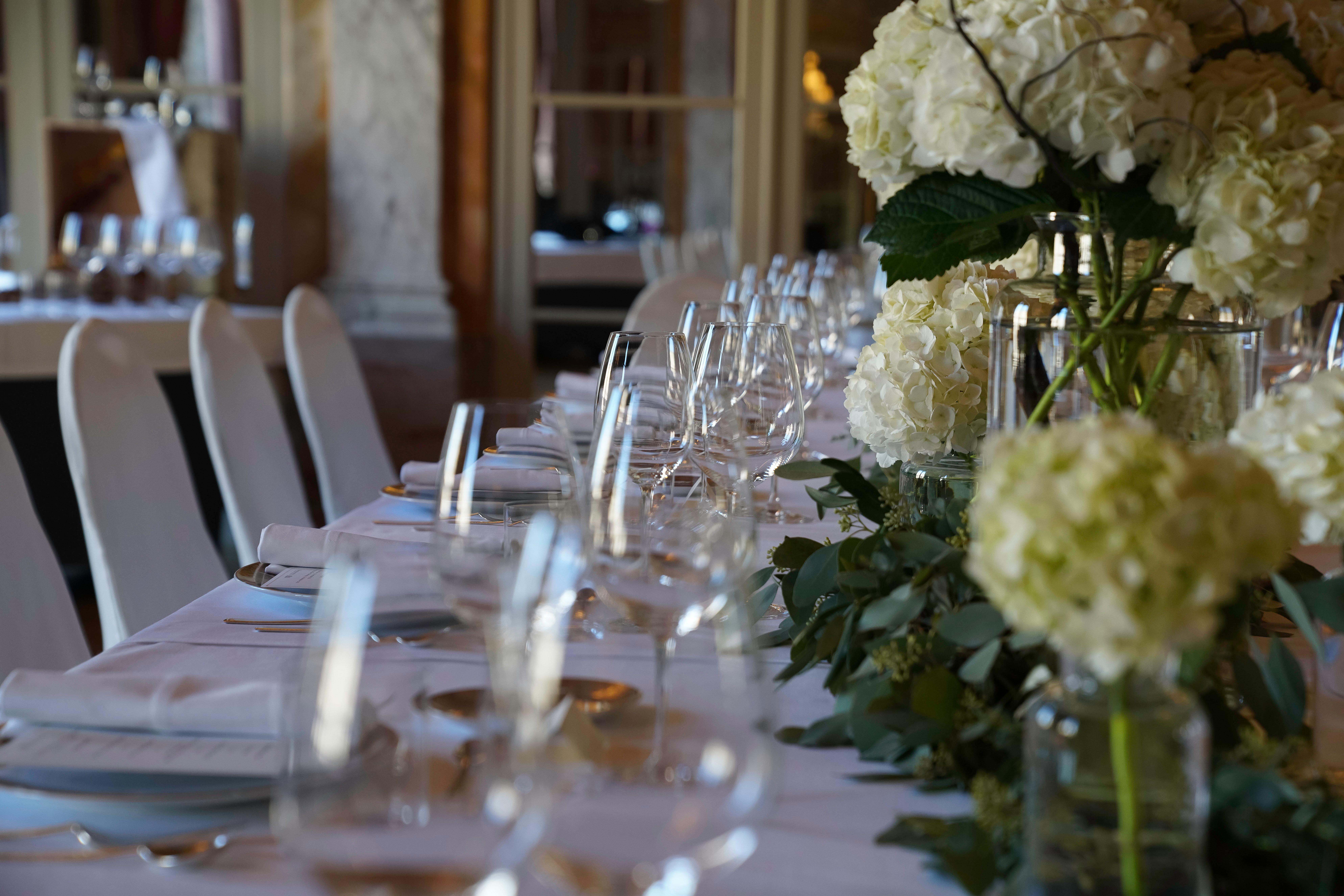 Intercontinental Bordeaux Le Grand Hotel By Ihg Exterior foto A table set for a formal dinner