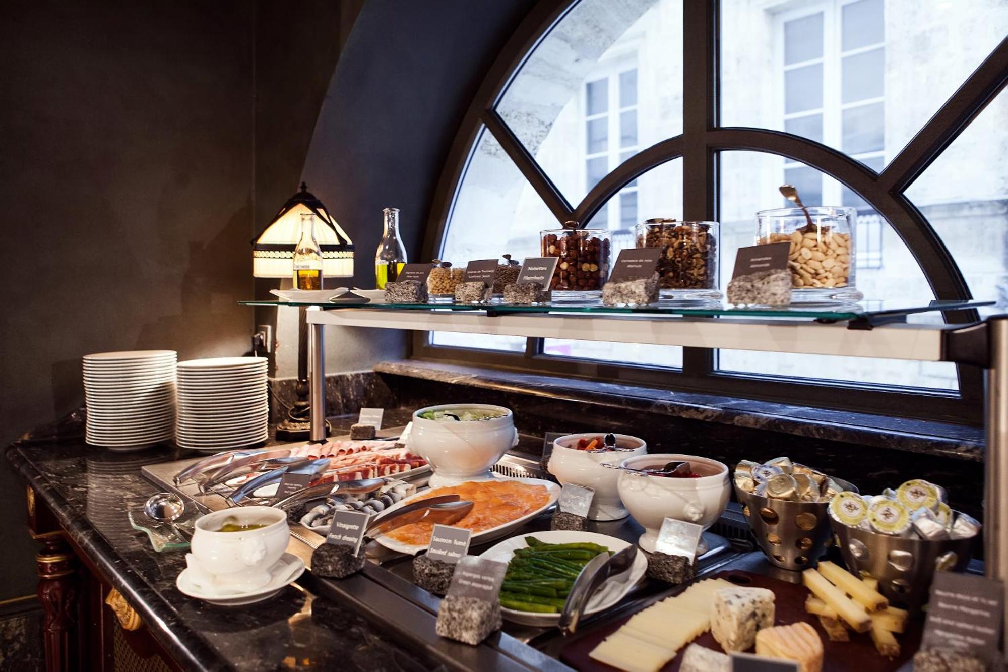 Intercontinental Bordeaux Le Grand Hotel By Ihg Exterior foto A breakfast buffet at a hotel